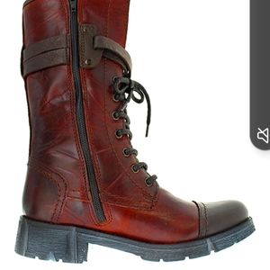 Leather lace up combat boots with lug sole. Borduex color.